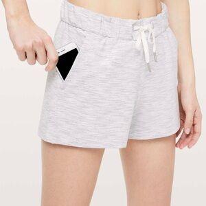Lululemon On The Fly Short *2.5" Size 4